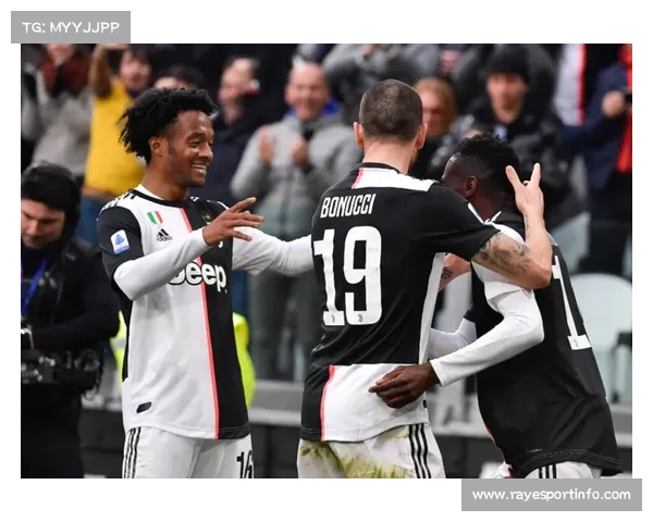 特写：迪巴拉直接任意球破门后指向天空告慰亲人